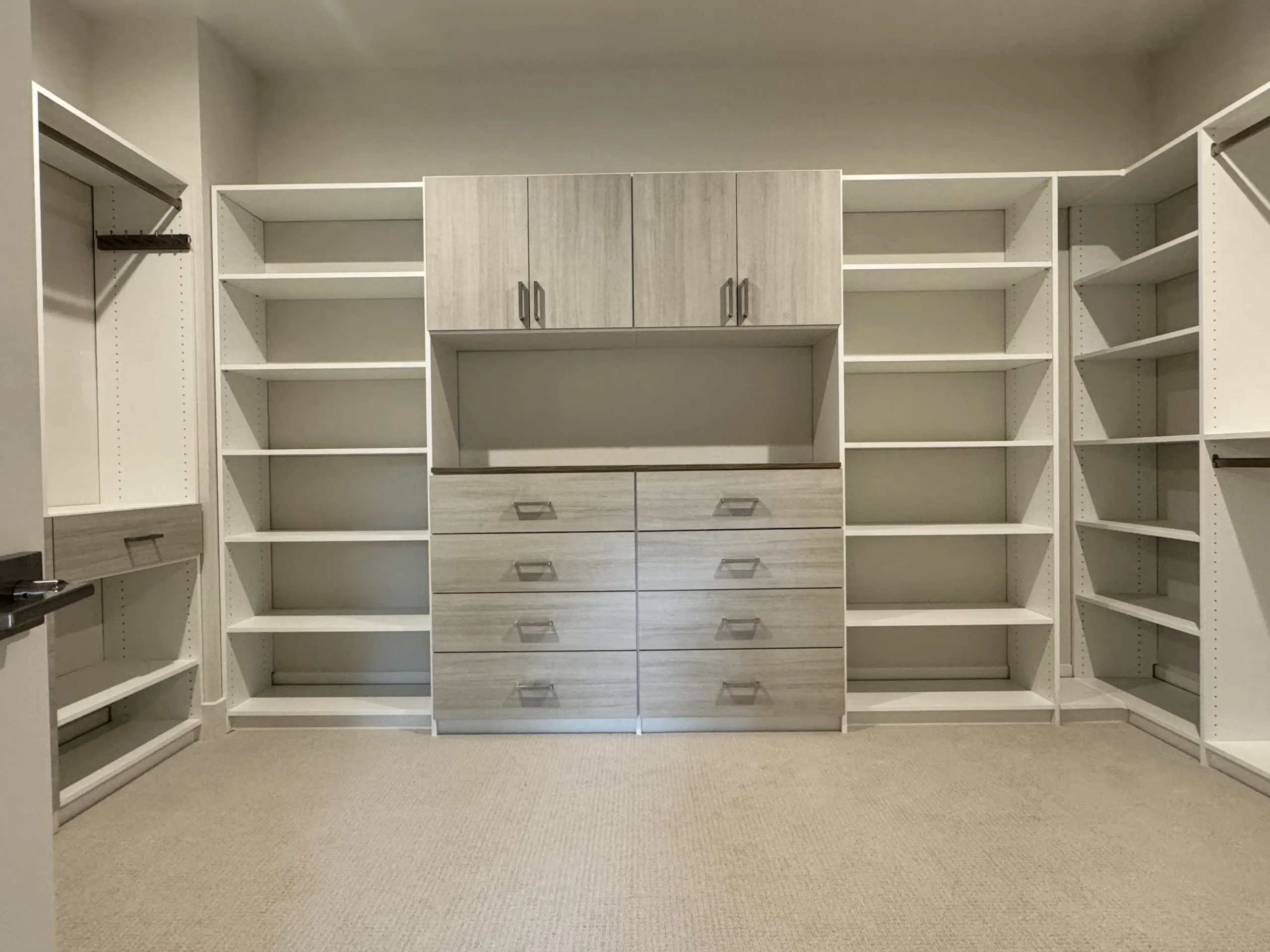 walk in closet with countertop